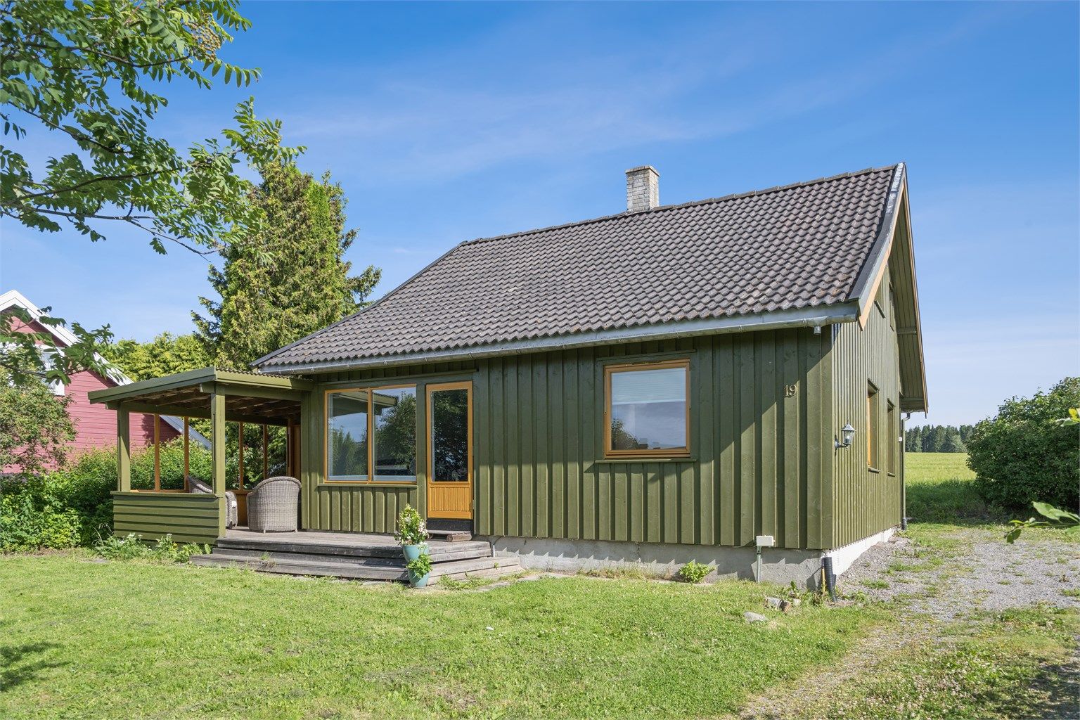 Velkommen til Symrevegen 19 - Fin liten enebolig med gode solforhold og flere uteplasser. 