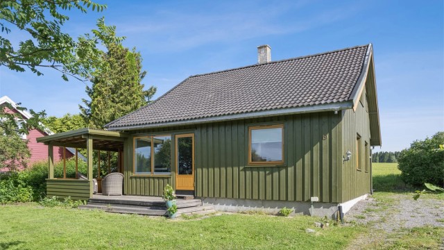 Velkommen til Symrevegen 19 - Fin liten enebolig med gode solforhold og flere uteplasser.