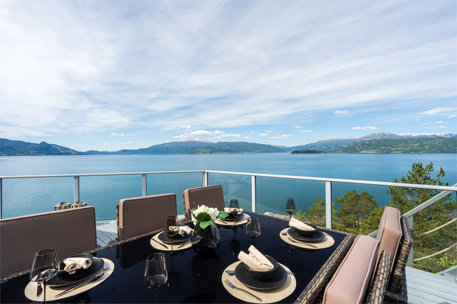 - Det er gode terrasse områder med glassrekkverk. Dette er en plass man ikke vil dra fra. -