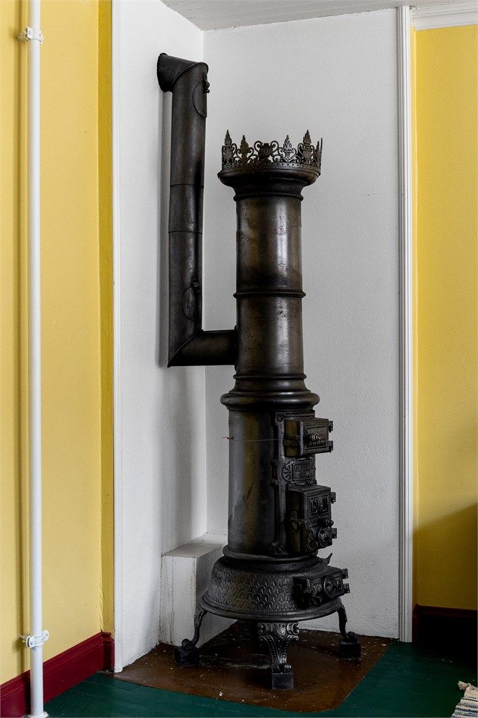 Flott gammel vedovn. (Til info er denne ovnen plombert av brannvesenet).