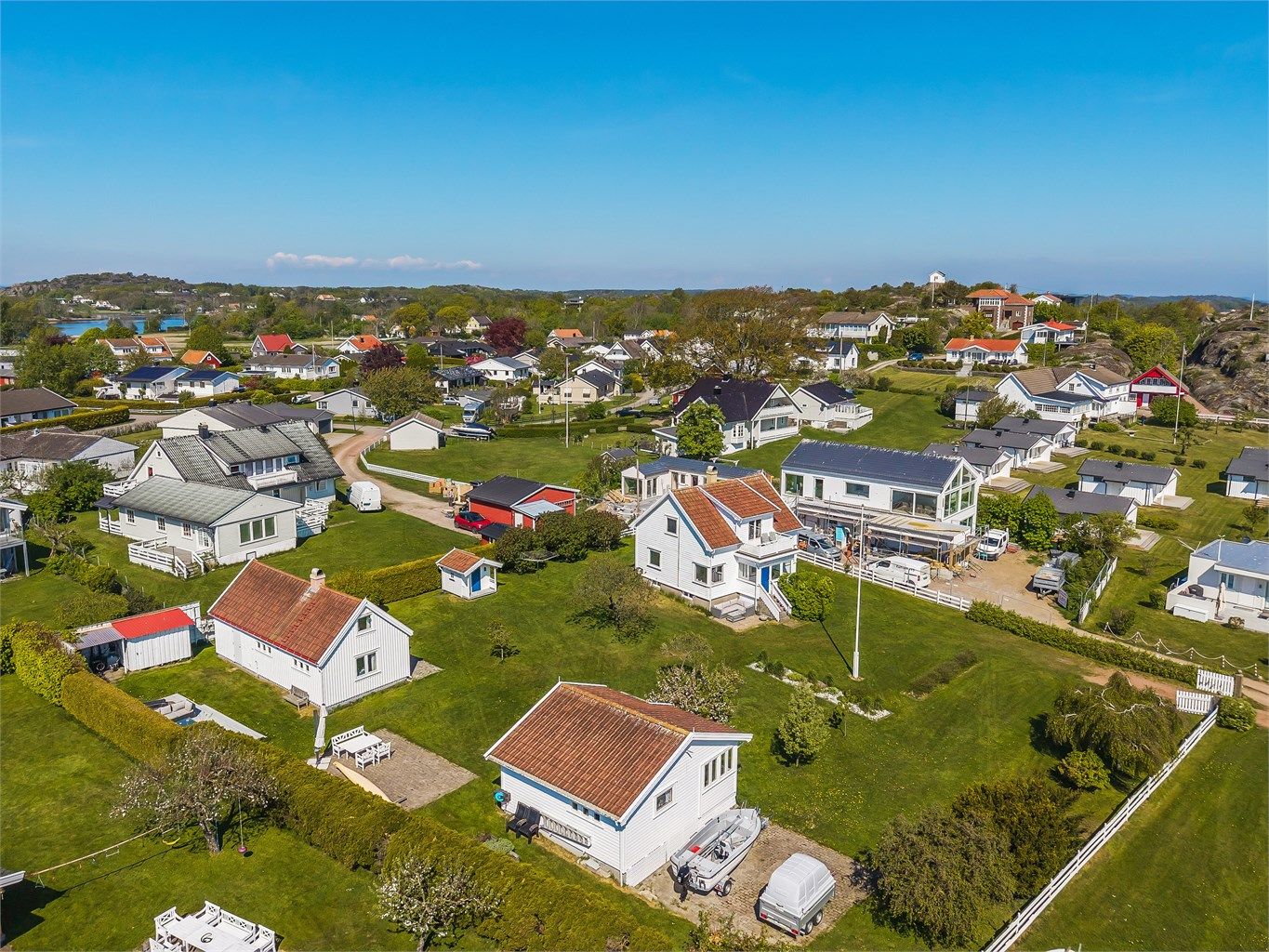 En sjarmerende, idyllisk og sjønær eiendom med koselig hovedhus og 2 innredede anneks. Bruksvennlig eiendom med en nydelig, eiet tomt på hele 2 mål
