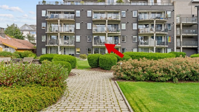 Velkommen til Jærveien 15 og denne kjekke leiligheten i 2. etasje.
Her er det medfølgende bod og garasjeplass i lukket anlegg, sammen med en gjennomgående og lys planløsning som har utsyn mot sameiets pene felles / grøntareal.
Foto: Nordbø Foto