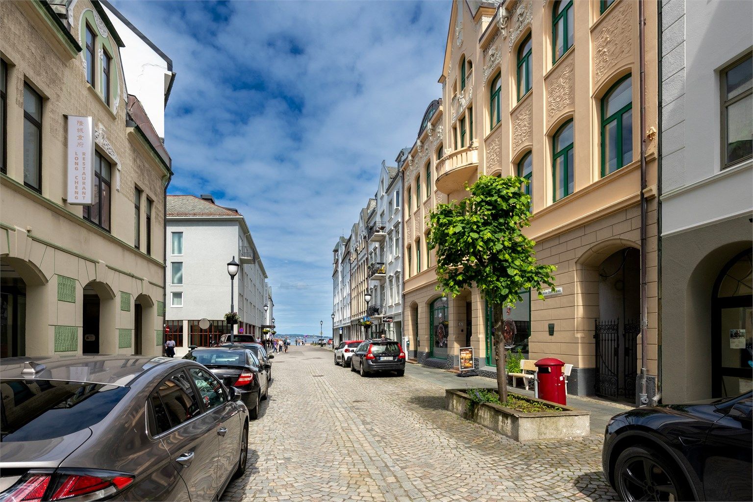 Beliggenhet i enden av gågata med umiddelbar nærhet til butikker og kafeer.
