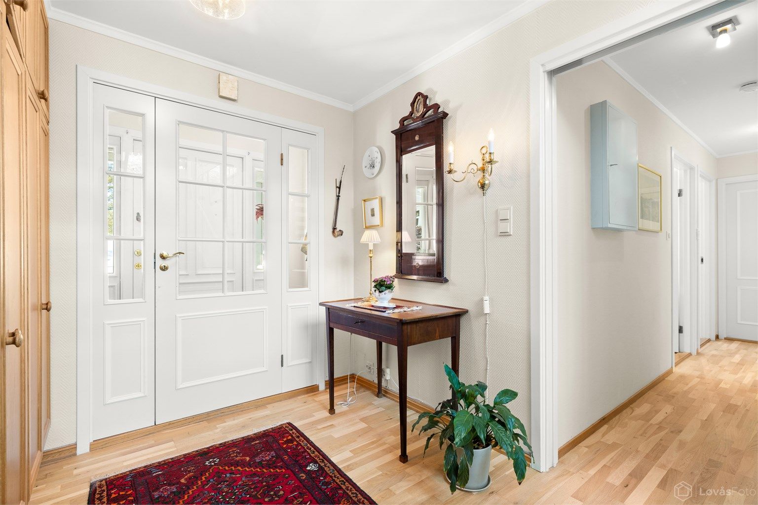 Hall med glassdør til vindfanget. Gulvflise med varmekabler i vindfanget