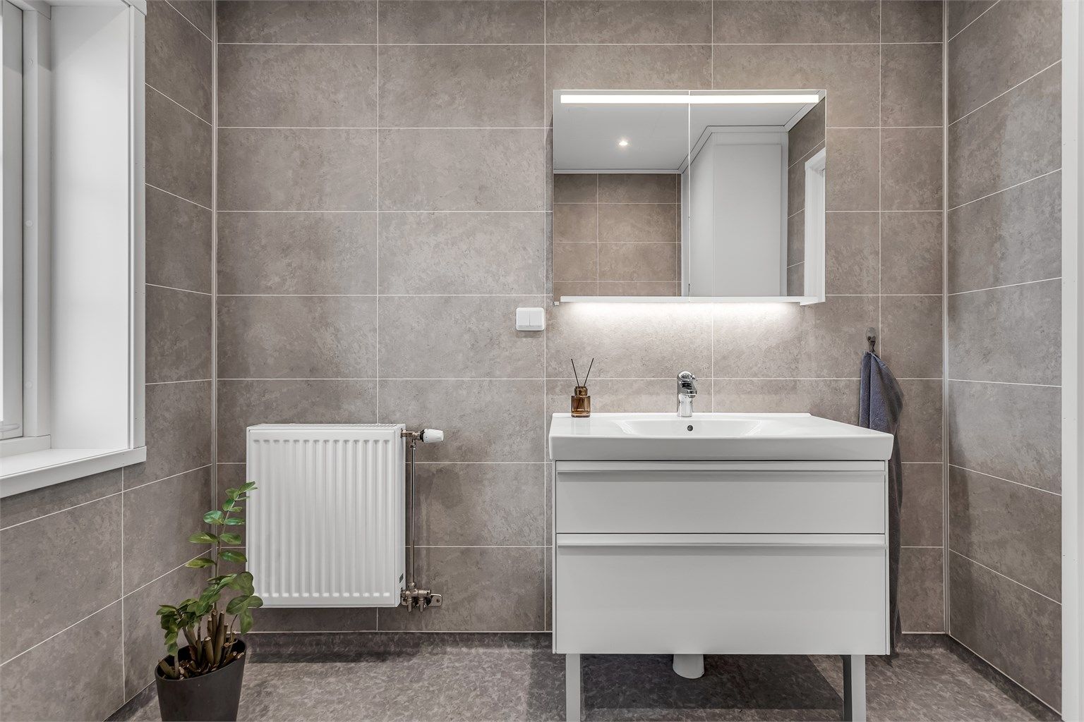 Her er det gulvvarme, i tillegg til radiator som bidrar med varme. 