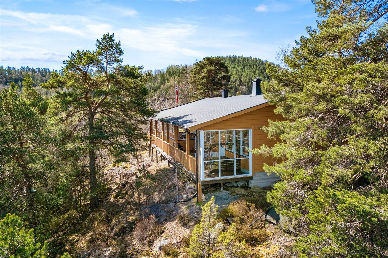 Vinduer, terrassedører samt ytterdør fra 2002 og yttertaktekke fra 2003.