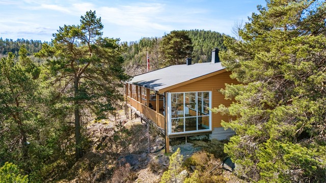 Vinduer, terrassedører samt ytterdør fra 2002 og yttertaktekke fra 2003.