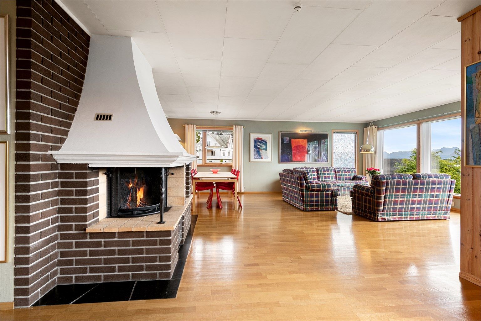 Stuen har peis og god plass til ulike sittegrupper.
Foto: Stian Wiik