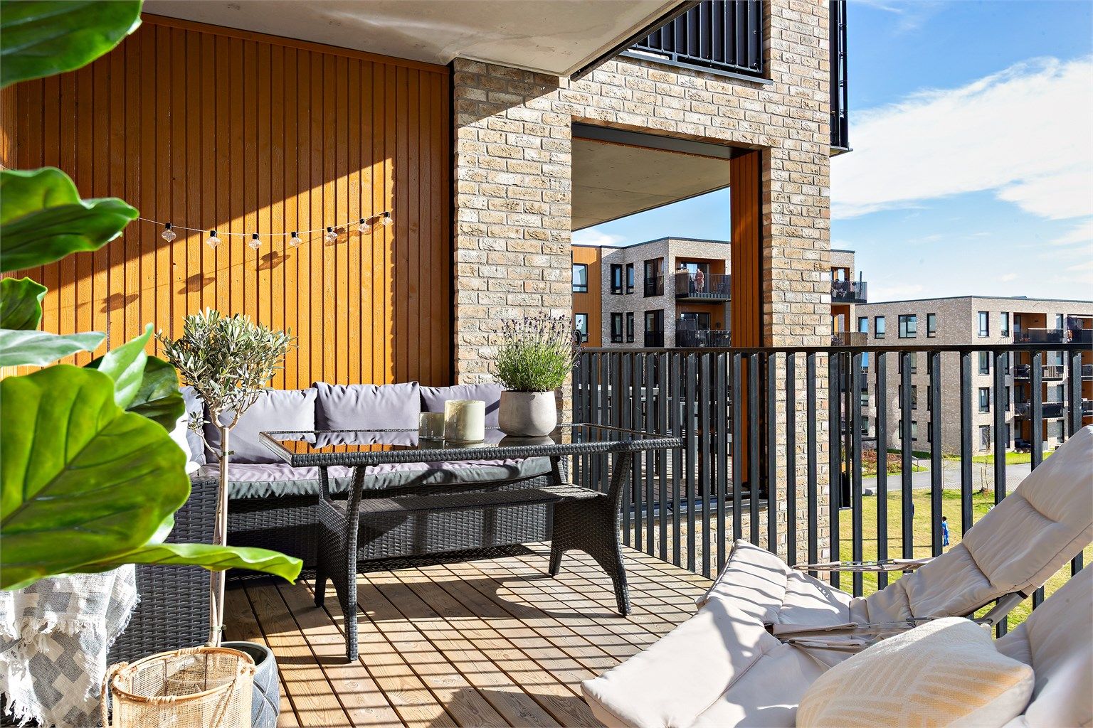 Fra stuen er det utgang til en romslig, vestvendt og overbygget veranda. Her er det god plass til sittegruppe, med belysning og stikkontakt.