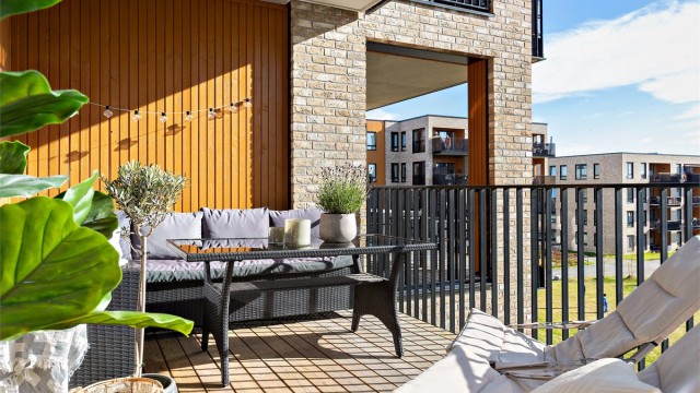 Fra stuen er det utgang til en romslig, vestvendt og overbygget veranda. Her er det god plass til sittegruppe, med belysning og stikkontakt.