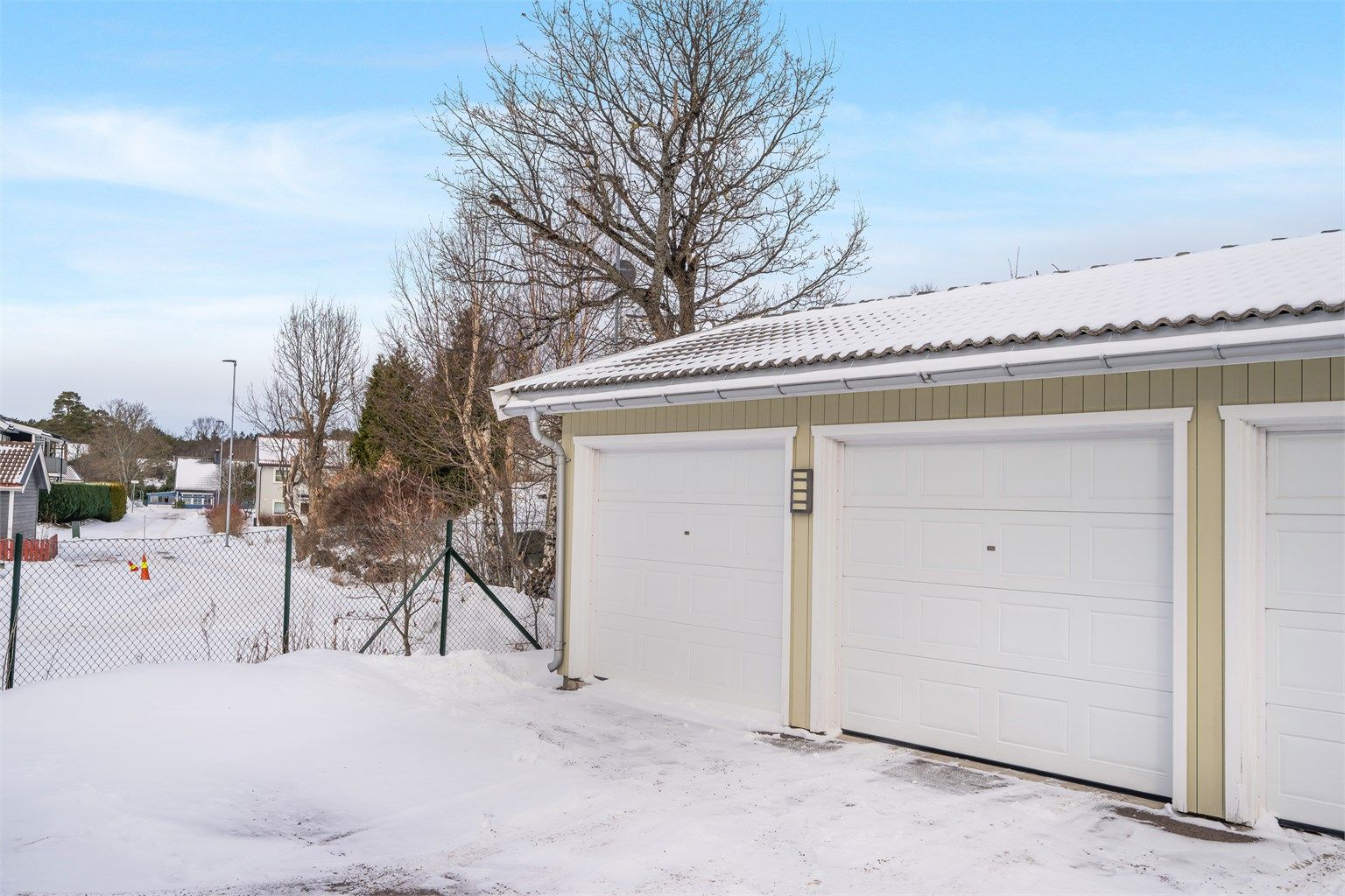 Til leiligheten medfølger garasjeplass i felles garasjerekke - Sameiet har også klargjort opplegg for elbillader, noe som gjør hverdagen enkel og fremtidsrettet.