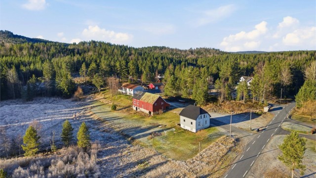 Landlig idyll med stor tomt. Eiendommen har rett over 41 dekar, inkludert begge parseller som medfølger i handelen.