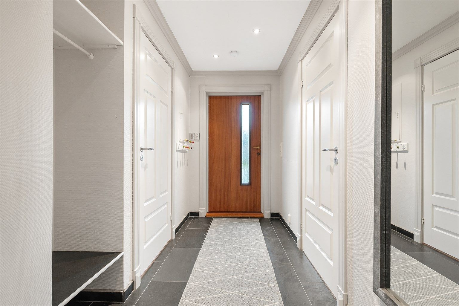 Entré med flislagt gulv, gulvvarme og garderobenisje