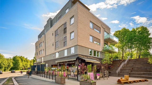 Kort gåavstand til Eiksmarka senter med dagligvare, butikker, Sabi sushi, Dominos pizza og La pinsa (italiensk pizza restaurant)