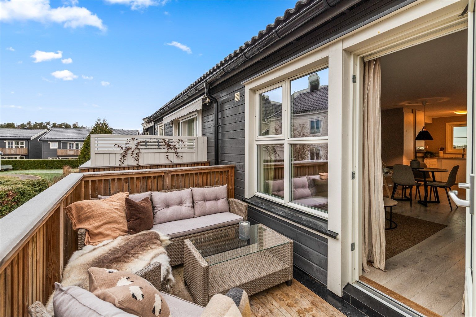 En fin uteplass på balkong mot vest med sen kveldssol