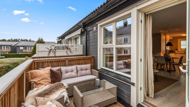 En fin uteplass på balkong mot vest med sen kveldssol