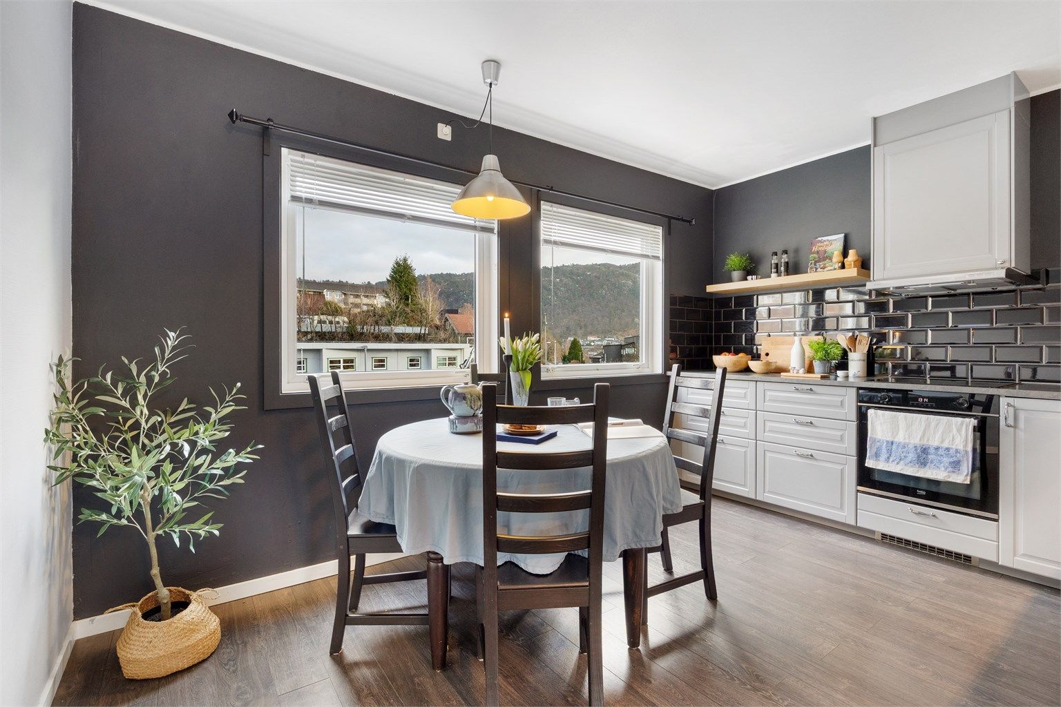 Stort og funksjonelt kjøkken med god plass til spisebord.