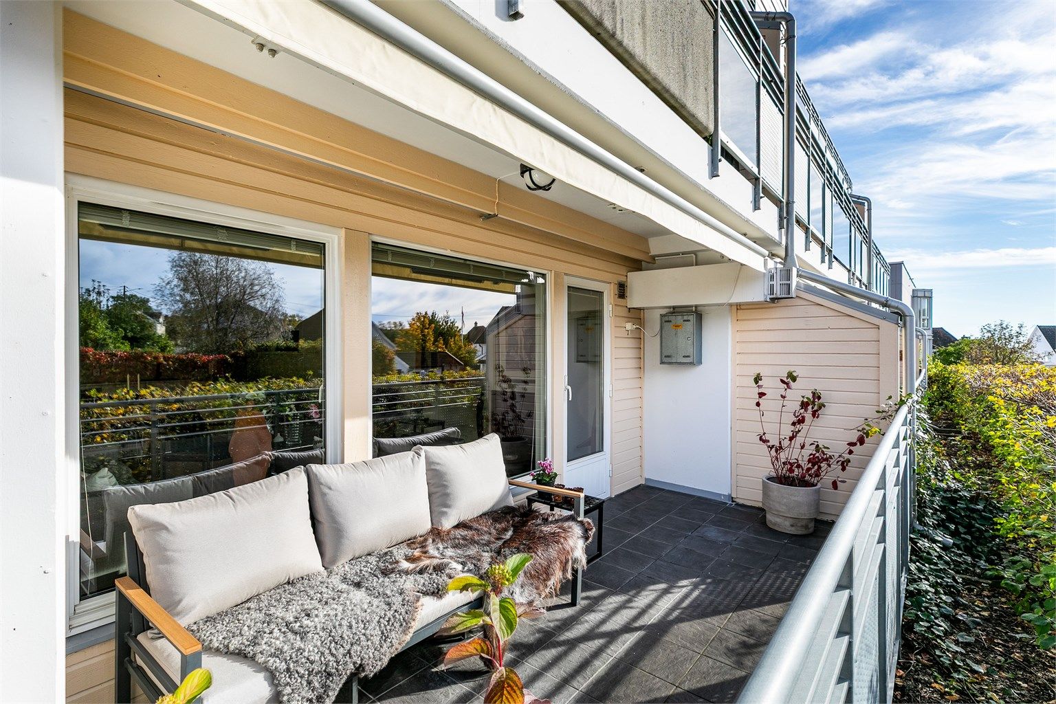 Med en motorisert markise like bred som terrassen oppnås solskjerming enkelt når det trengs.