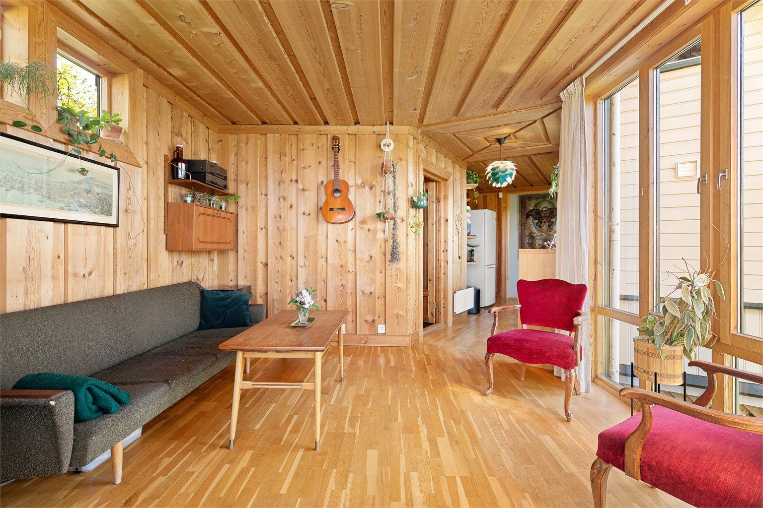 Stuen har god plass til både sofagruppe og spisebord
