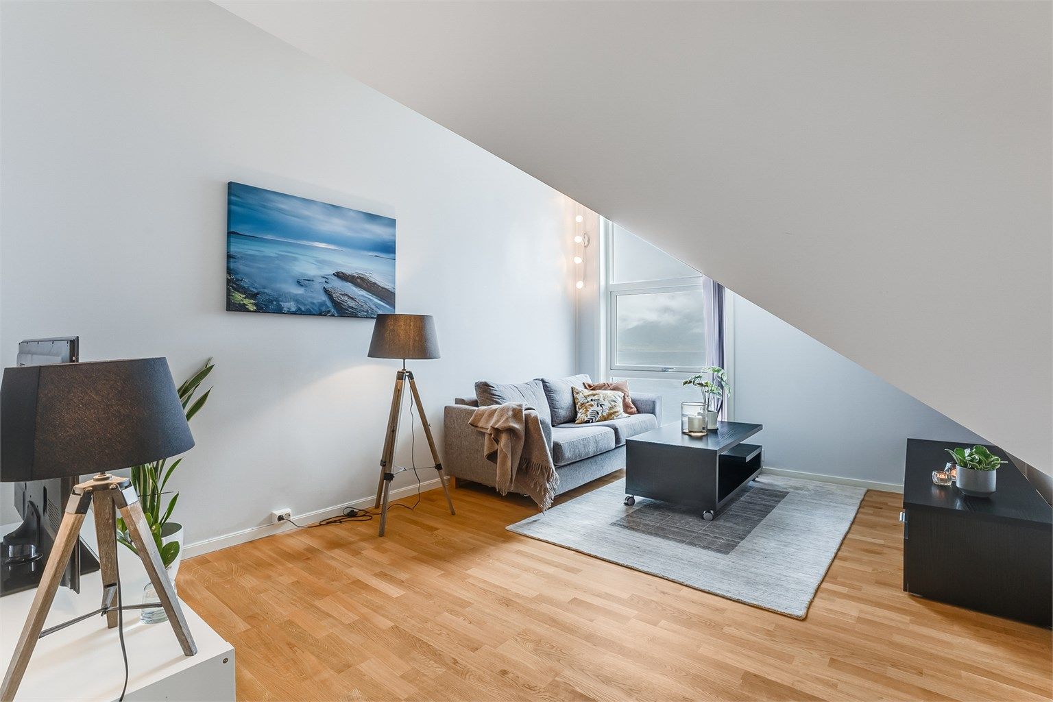 Loftstue med utsikt mot Hessafjorden