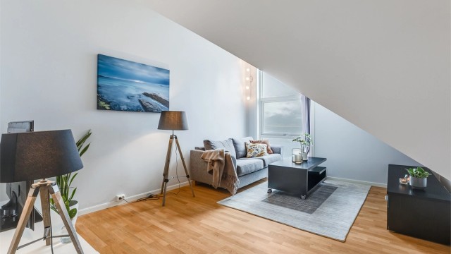Loftstue med utsikt mot Hessafjorden