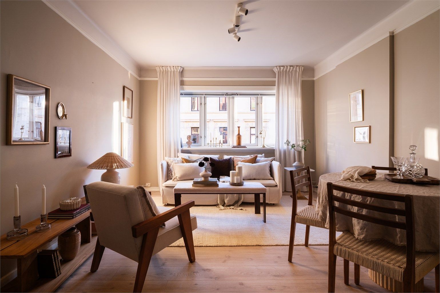 Den gode takhøyden og de store vindusflatene gir en luftig romfølelse.