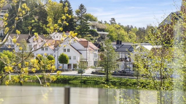 Fra leiligheten er det kort vei til butikker, apotek og vinmonopol blant annet.