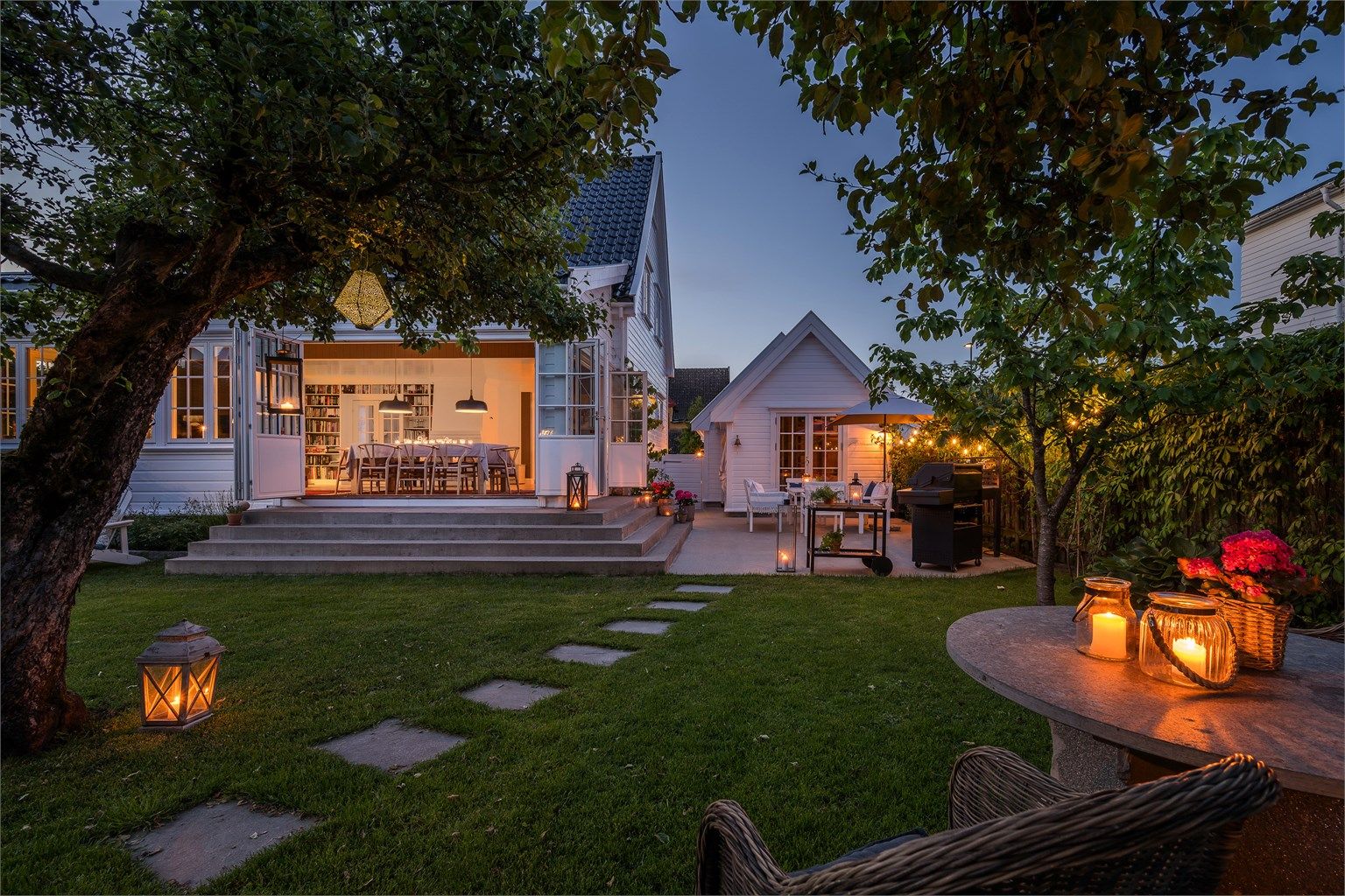 Velkommen til Gabriel Christiansens gate 13! Eiendommen inkluderer et praktfullt hovedhus, garasje med innredet oppholdsrom og bad fra 2024, samt en stemningsfull hagestue - alt omkranser en lun og usjenert hage med herlig atmosfære!