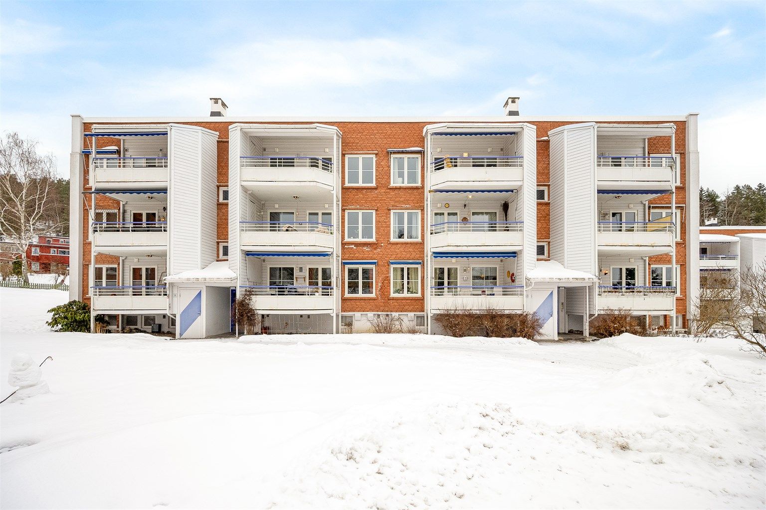 Bygget har en solid teglsteinsfasade og tilhører et veldrevet borettslag.