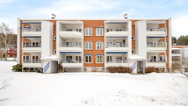 Bygget har en solid teglsteinsfasade og tilhører et veldrevet borettslag.