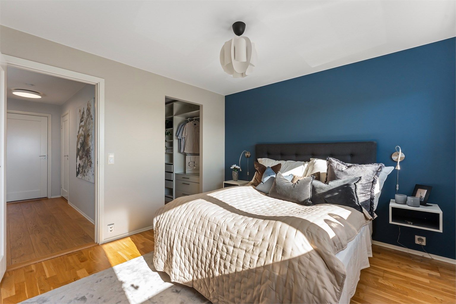 Hovedsoverommet har direkte adkomst til et romslig walk-in-closet.