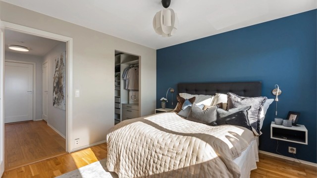 Hovedsoverommet har direkte adkomst til et romslig walk-in-closet.