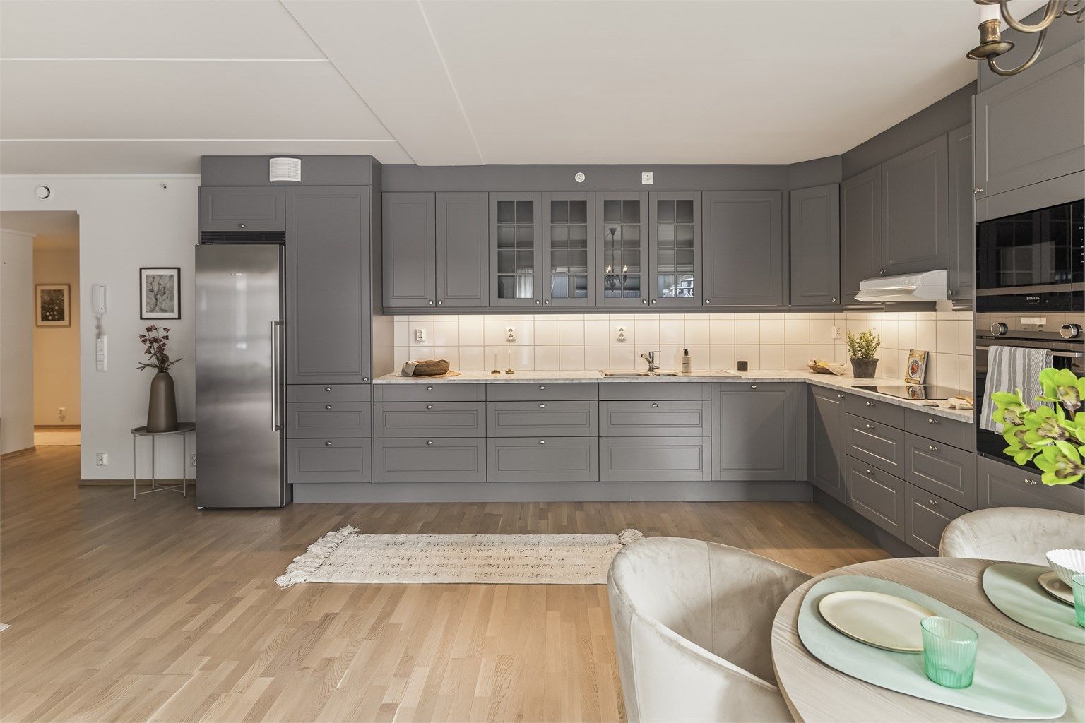 Kjøkkenet er påkostet og har profilerte fronter, rikelig med skapplass og benkeplass.