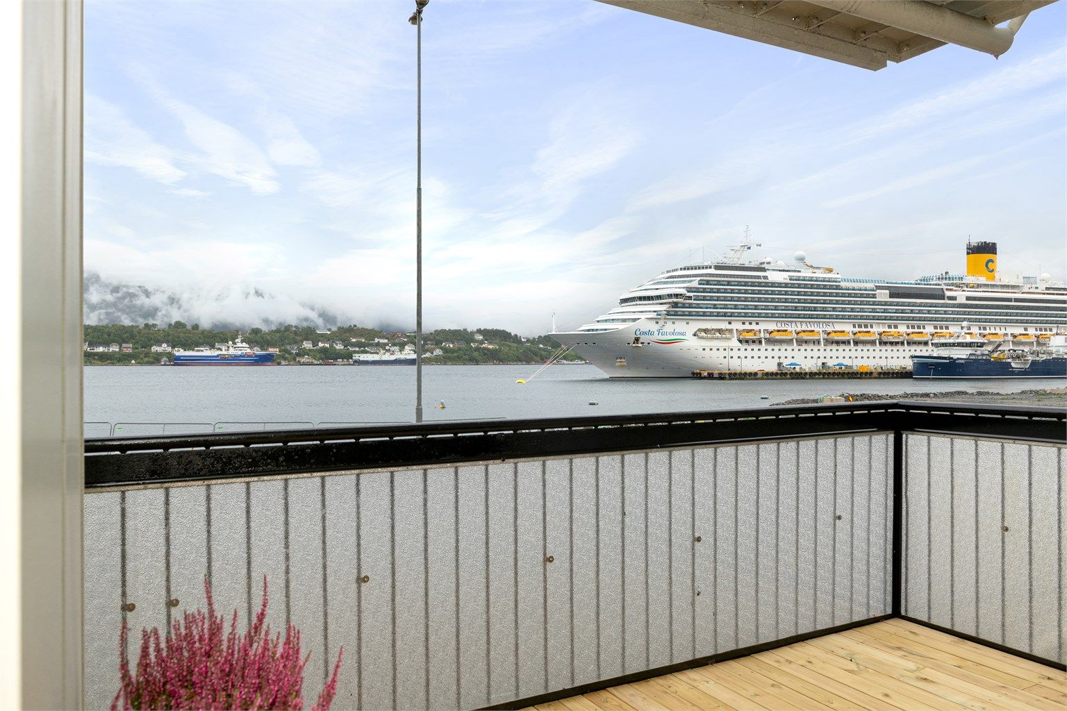 Solrik terrasse mot syd og vest. Utgang til terrassen fra stuen. 