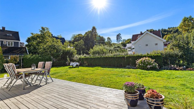 Stor og solrik hage med flere hyggelige soner