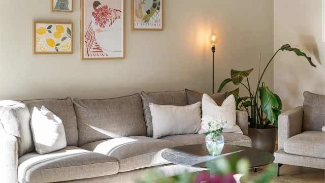 Rommet har god plass til en større sofagruppe og annet møblement.