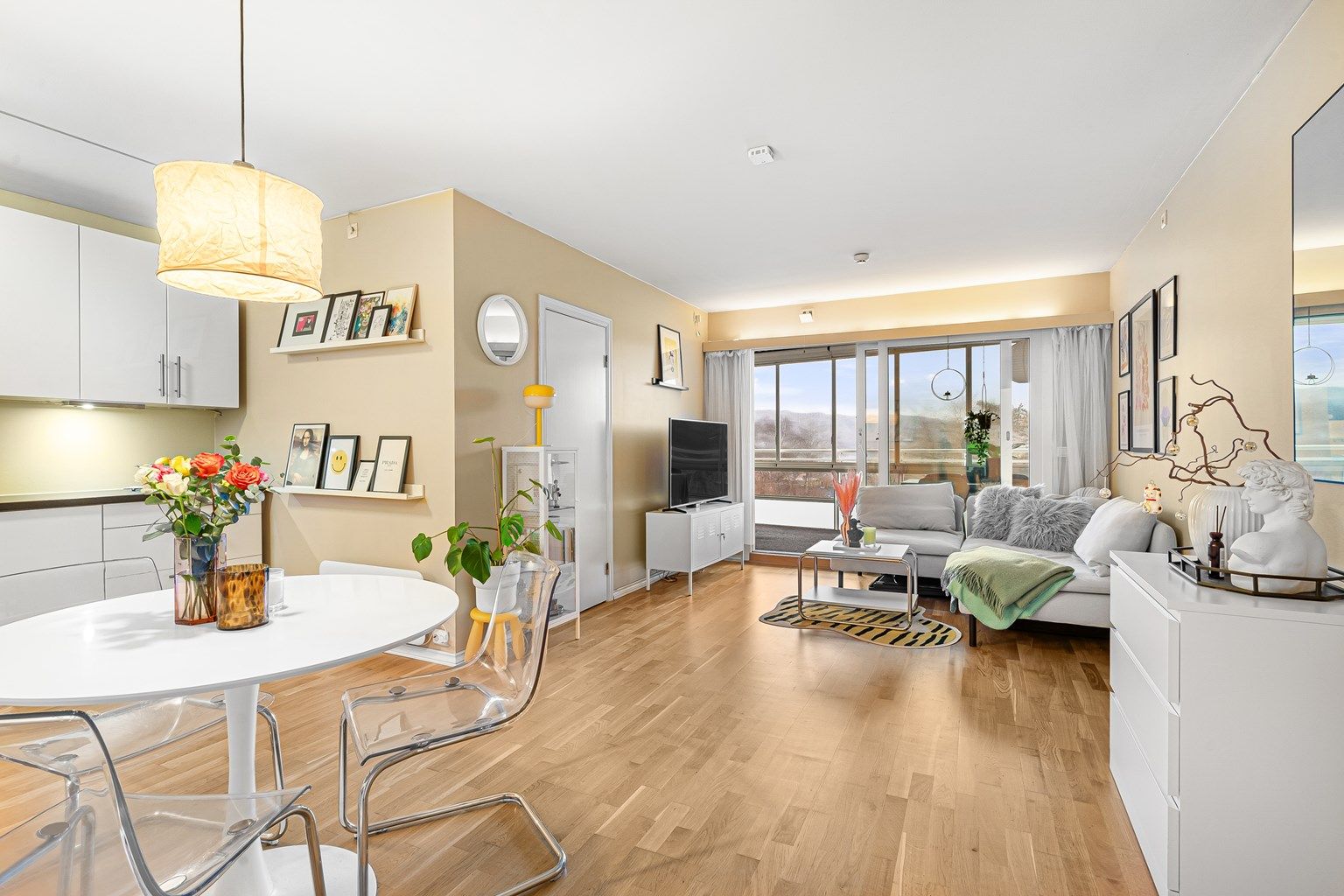 Velkommen til Brattåsveien 10B, presenteres av Maren Simonsen v/Krogsveen eiendom.