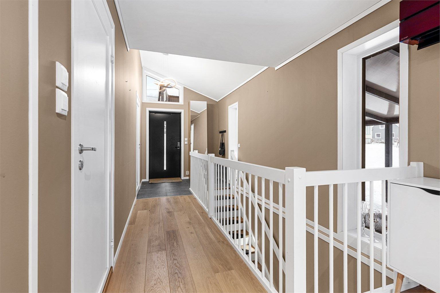 Fra gangen har man tilgang til badet, etasjens soverom, bod/teknisk rom og entreen.