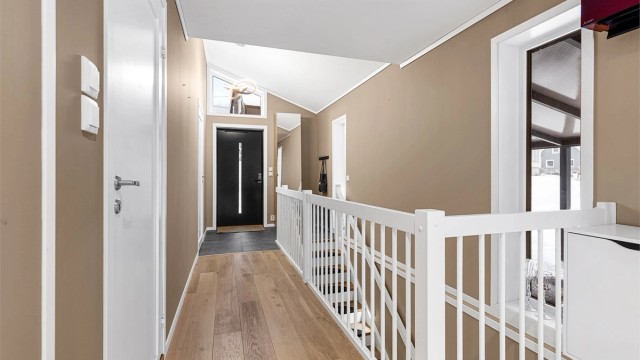 Fra gangen har man tilgang til badet, etasjens soverom, bod/teknisk rom og entreen.