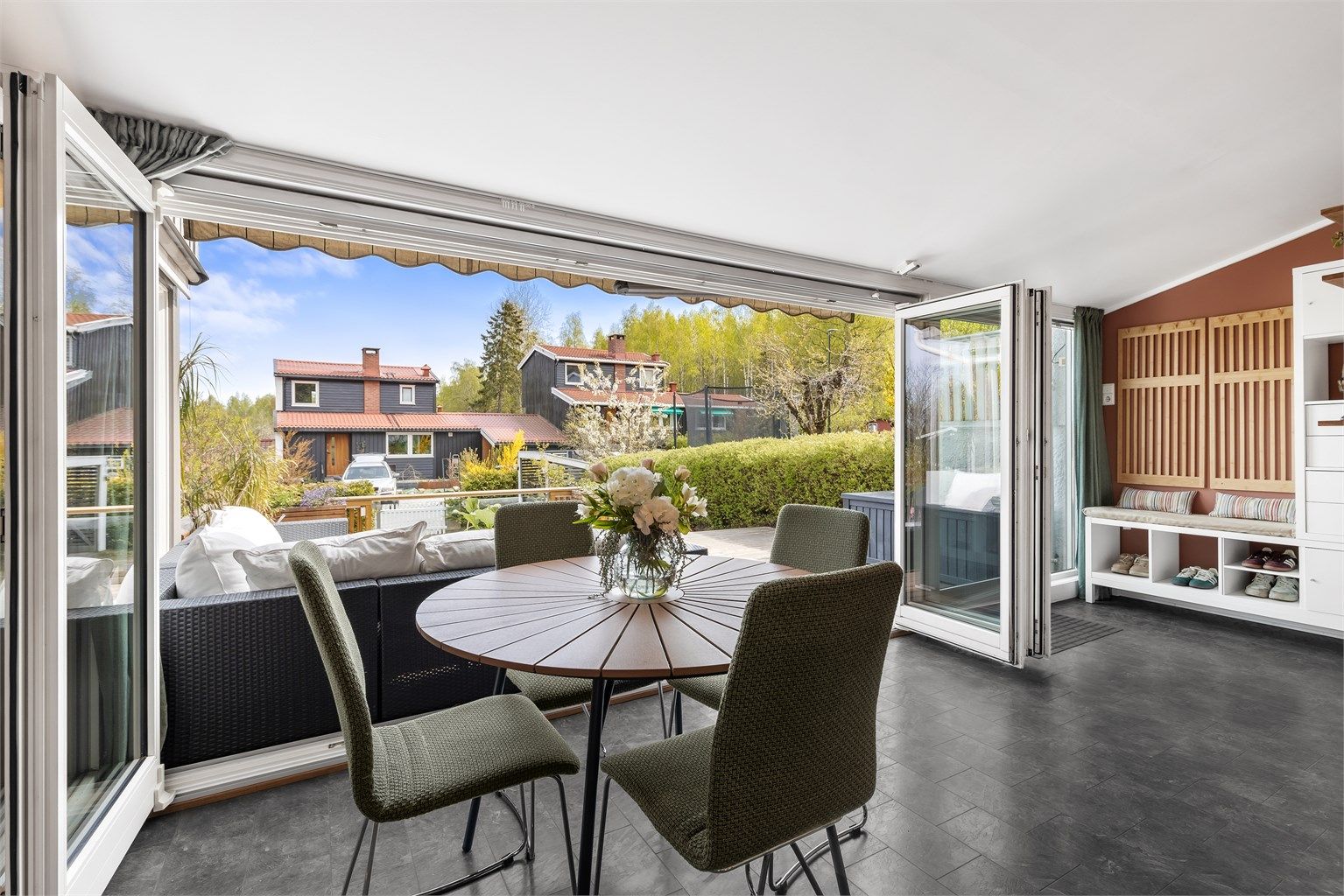 Vinduene kan åpnes slik at det blir en åpen løsning mellom spisestuen og terrassen.