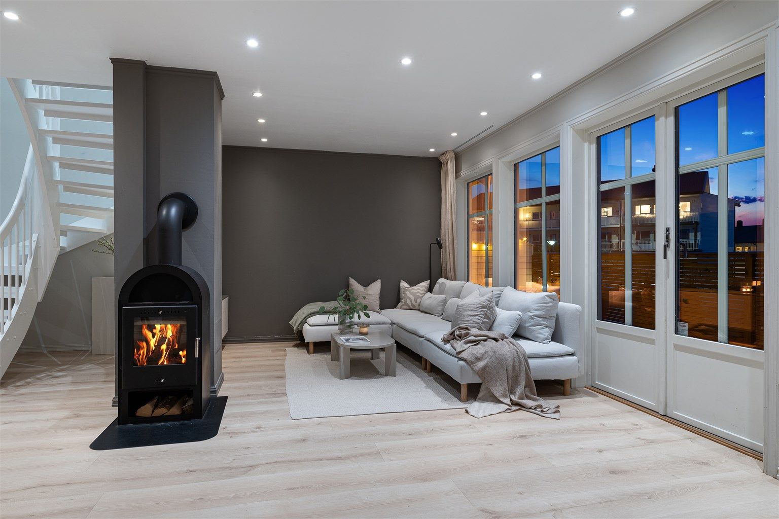 Fra stuen er det direkte utgang til den, skjermede uteplassen på baksiden.