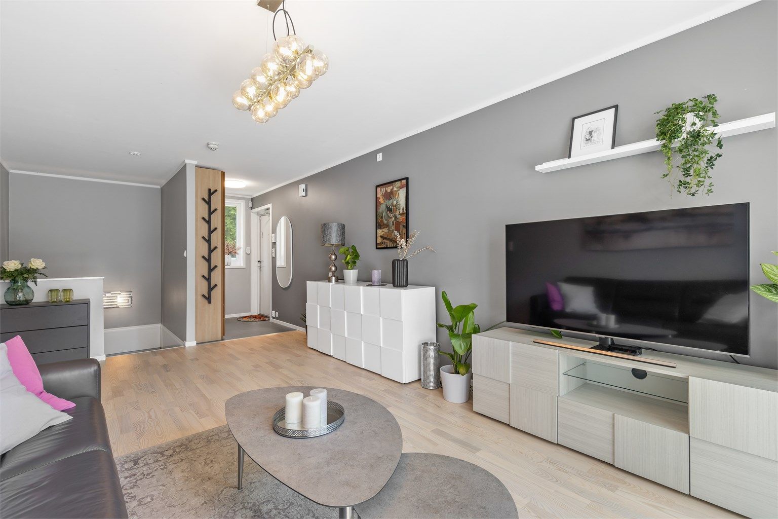 Stuen er av god størrelse med plass til TV-seksjon, sofagruppe og tilhørende salongbord. 