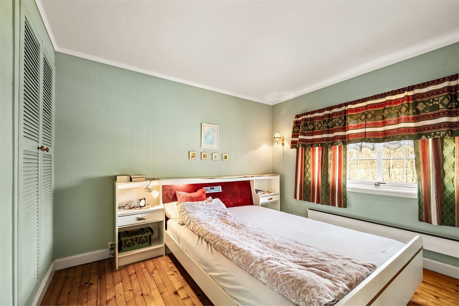 Det andre soverommet har god plass til dobbeltseng og garderobeløsning.