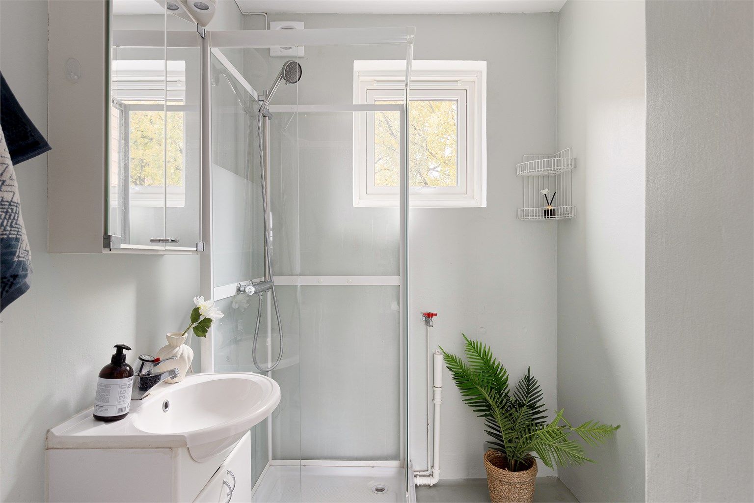 Badet er anslått å være fra byggeåret, med tilstandsgrad 3 på både tettesjikt og membran. Det gjøres oppmerksom på at badet har vedlikeholds- og oppgraderingsbehov. Borettslaget gir tilskudd på inntil kr 7.000,- for utskifting av sluk
