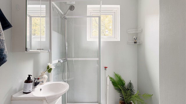 Badet er anslått å være fra byggeåret, med tilstandsgrad 3 på både tettesjikt og membran. Det gjøres oppmerksom på at badet har vedlikeholds- og oppgraderingsbehov. Borettslaget gir tilskudd på inntil kr 7.000,- for utskifting av sluk