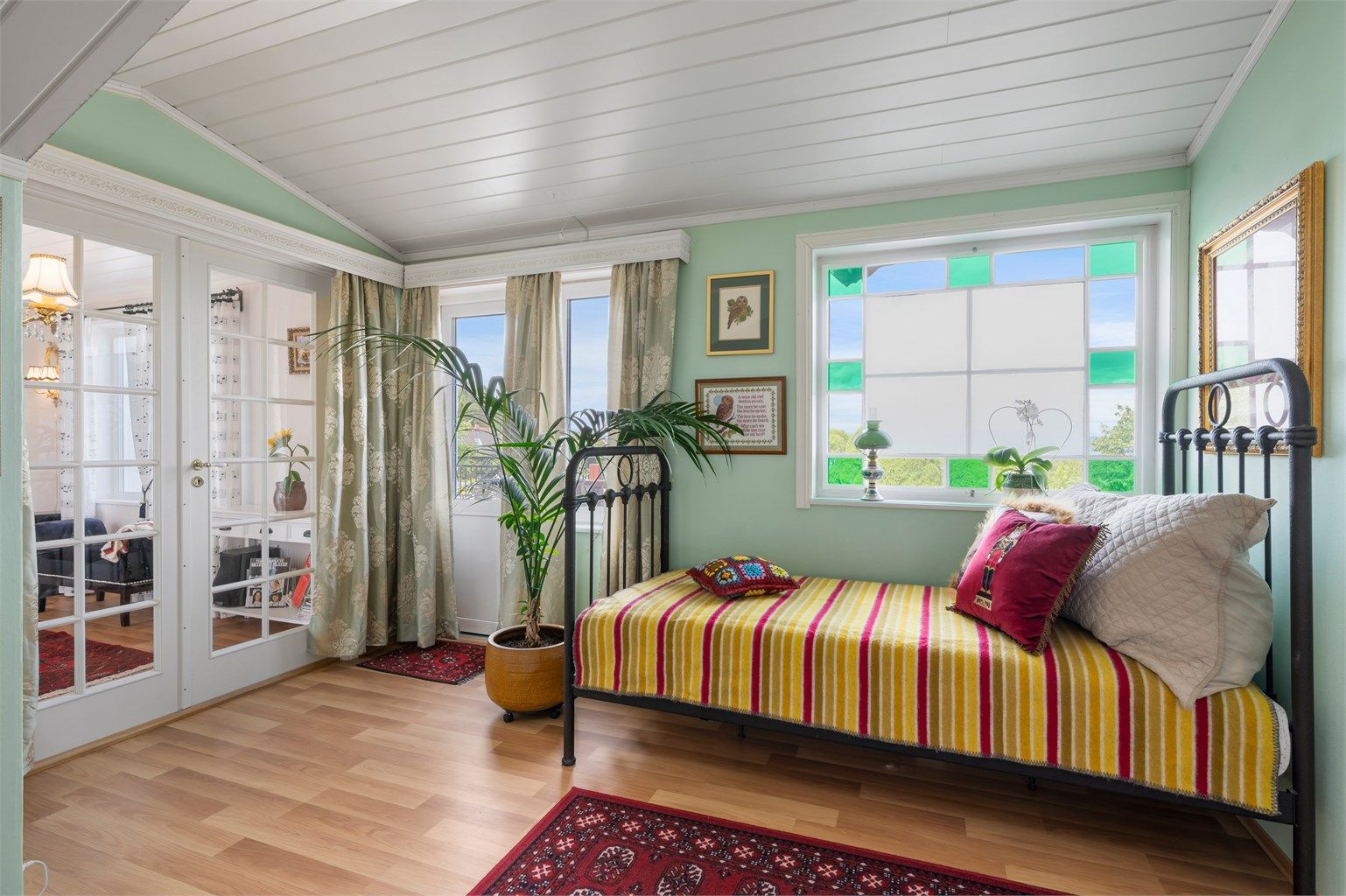 Hvilerom i den ene enden av stua. 