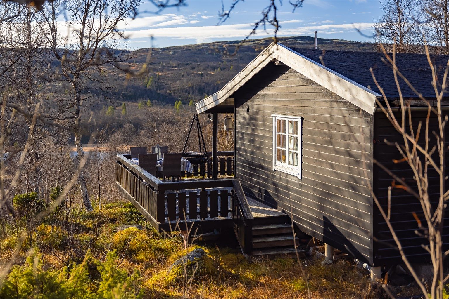 Man har enkel tilkomst til hagen med trapp. Pent opparbeidet naturtomt på hele 1,6 mål.