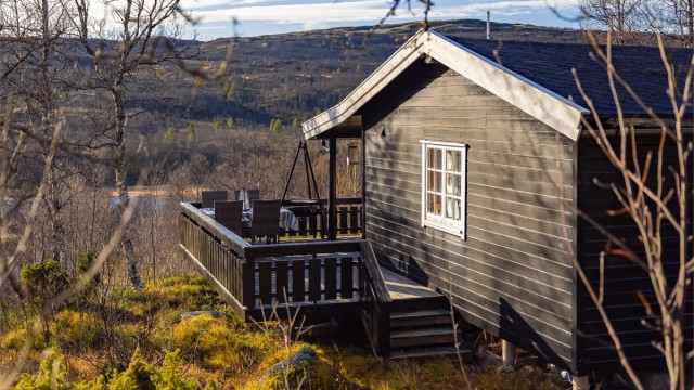 Man har enkel tilkomst til hagen med trapp. Pent opparbeidet naturtomt på hele 1,6 mål.