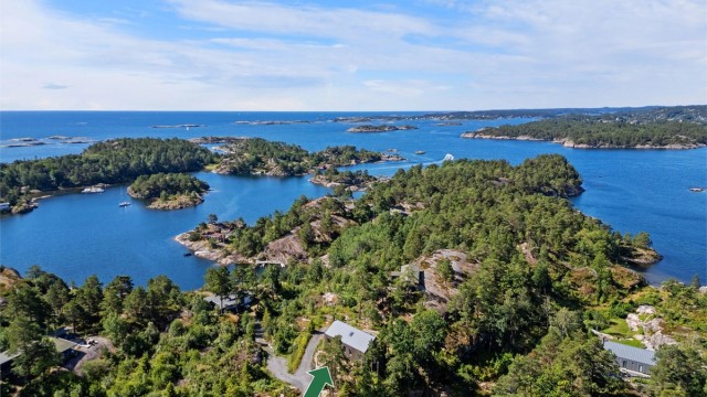 Lyngørfjorden og vakre svaberg ett par minutter unna