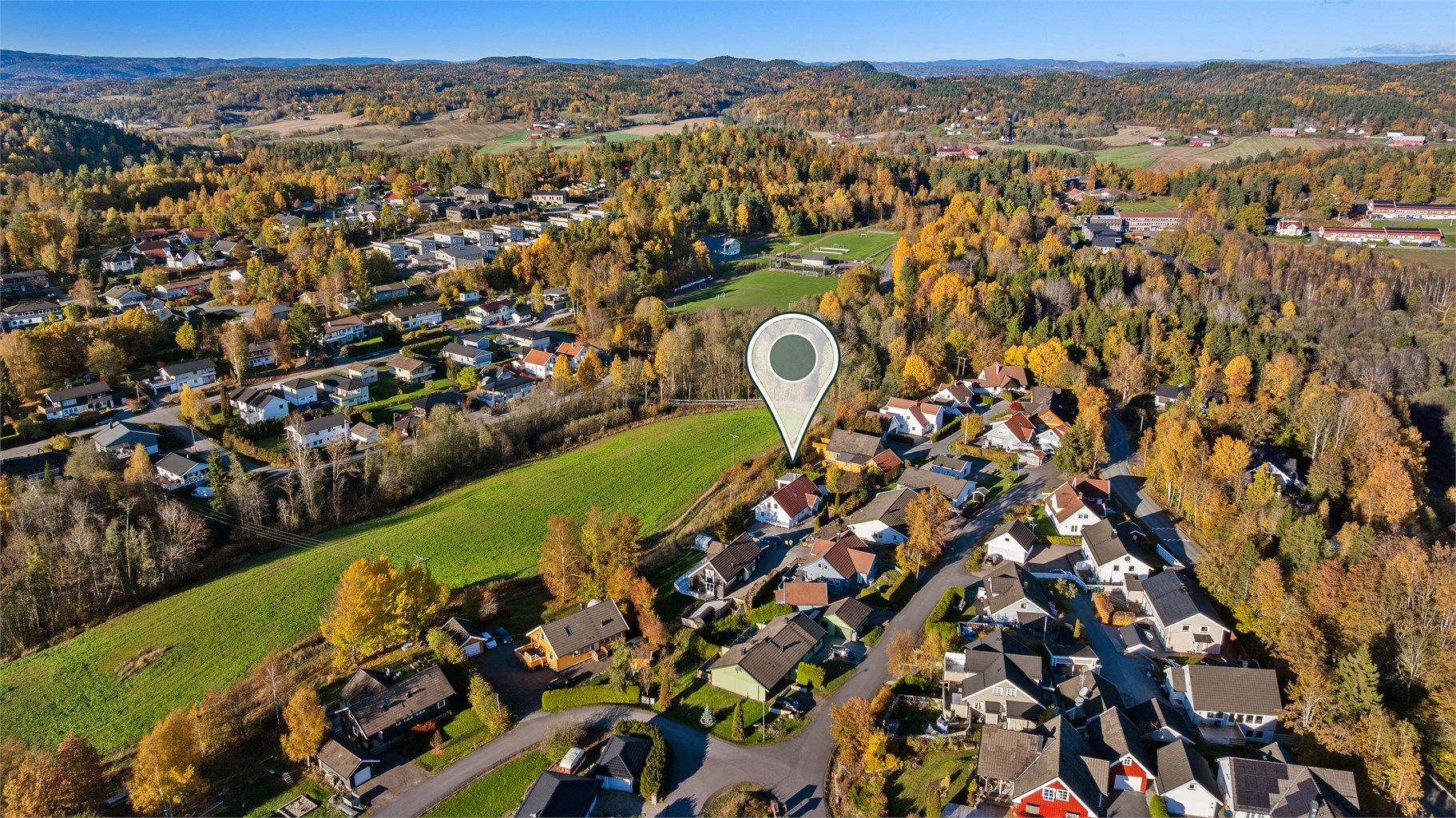 Velkommen til Grytestien 9! Nærområdet byr på gode fritidstilbud med Arnadal idrettsanlegg. Foto: Fotograf Magik